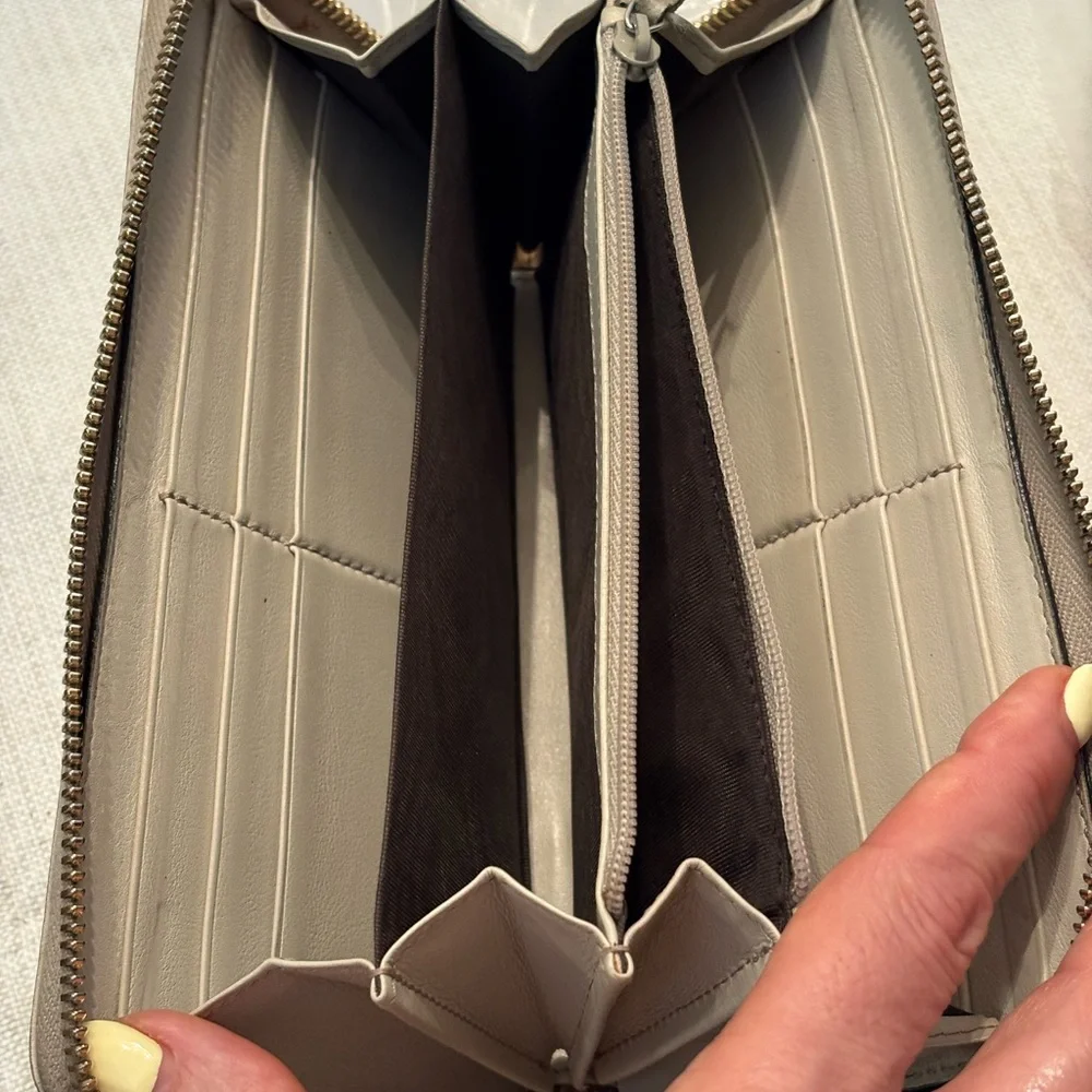 Gucci Guccissima Taupe GG-Embossed Zip Wallet with Gold Plaque - Picture 12 of 16